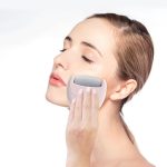 2-in-1 eye and face massage with a heart-shaped ice roller